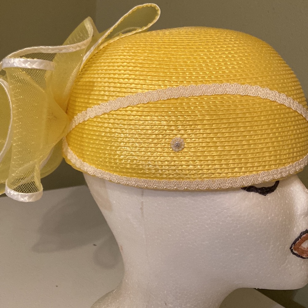 Really Cute Yellow & White Church Dress Easter Hat - Picture 5 of 8